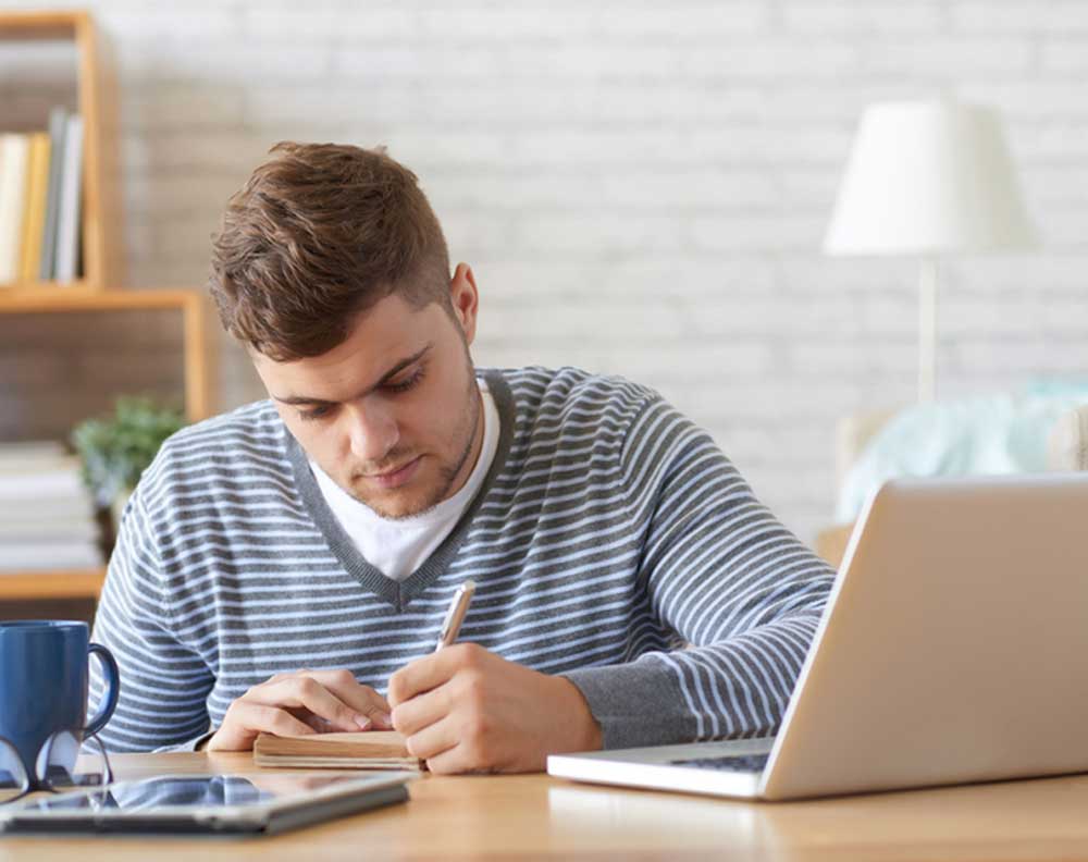 Joven obteniendo un segundo crédito en línea para su negocio
