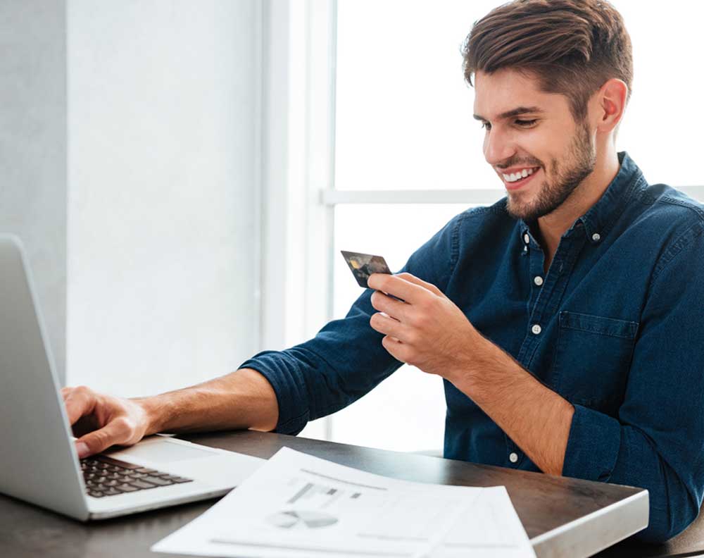 Emprendedor financiando su pyme con tarjeta de crédito y no un financiamiento correcto