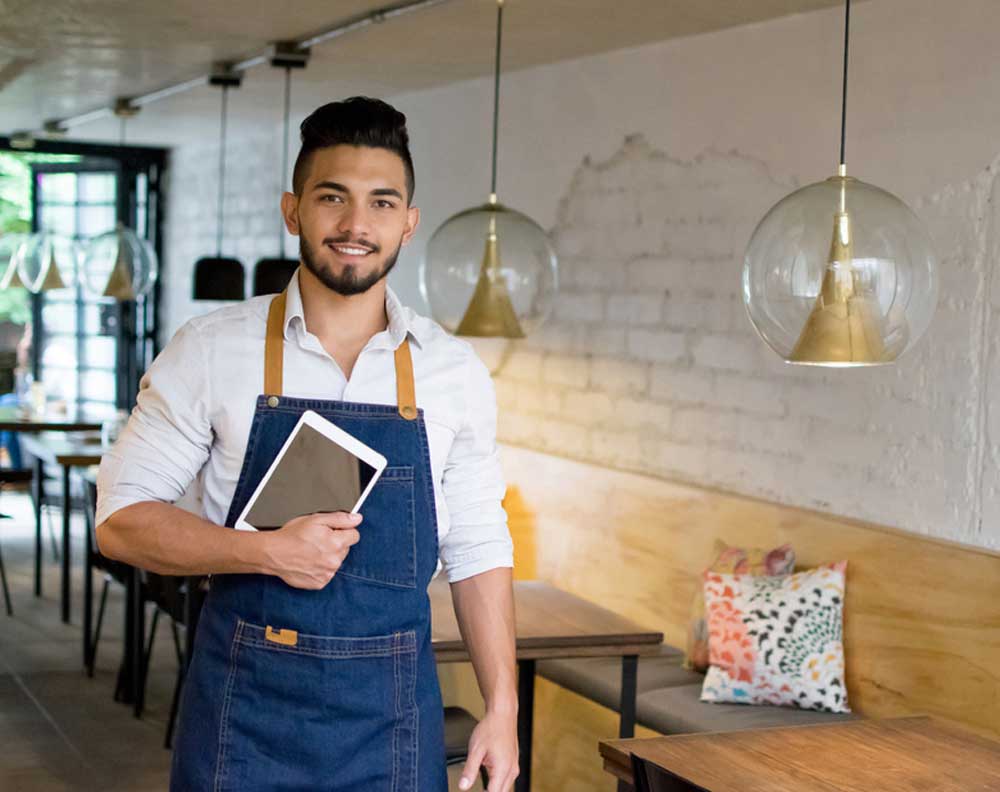 Emprendedor buscando qué tipo de crédito le conviene más para su negocio
