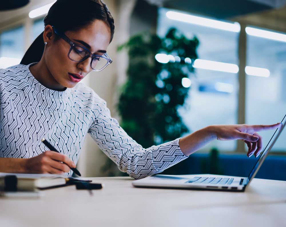 Emprendedora conociendo la diferencia entre un crédito para negocios y uno personal