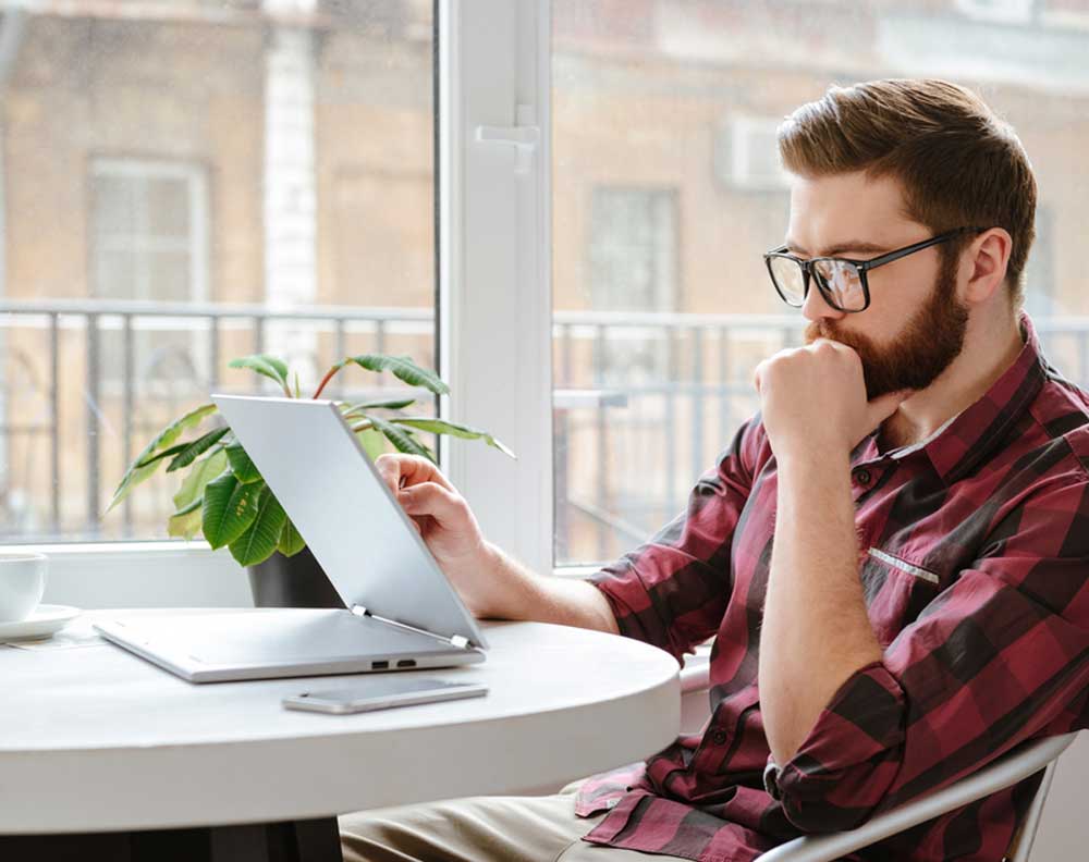 Hombre joven investigando un préstamo seguro en línea o internet