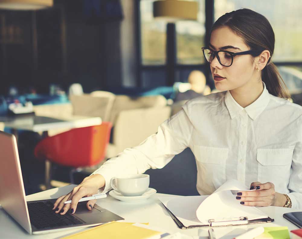 Emprendedora manejando su crédito para pequeños negocios