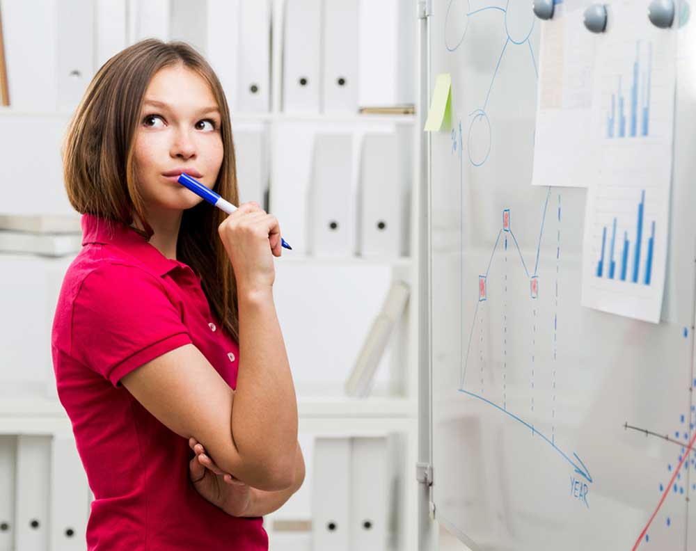 Emprendedora conociendo la información que necesita para un financiamiento