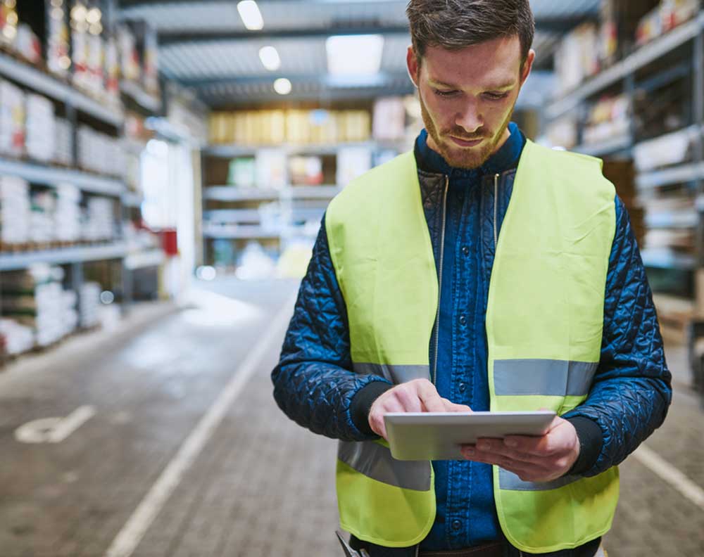 Emprendedor midiendo los resultados de su negocio con Kompás, herramienta digital para finanzas