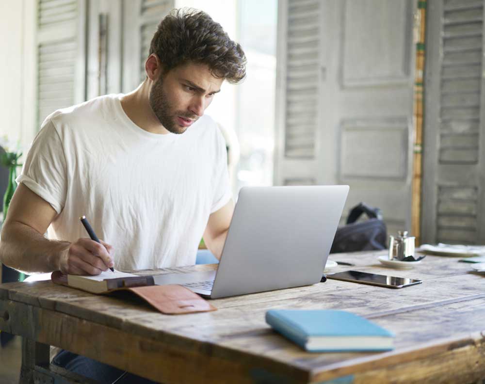 Emprendedor tratando de formalizar su negocio ante el SAT