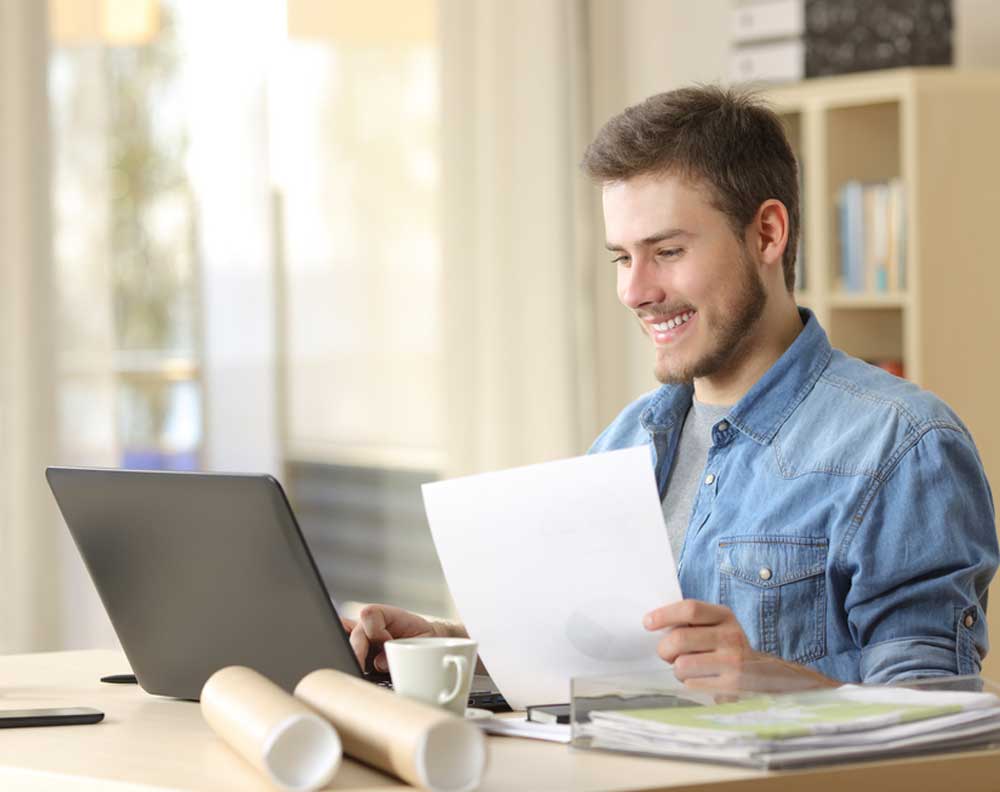 Emprendedor decidiendo si financiar su negocio con un crédito pyme o leasing
