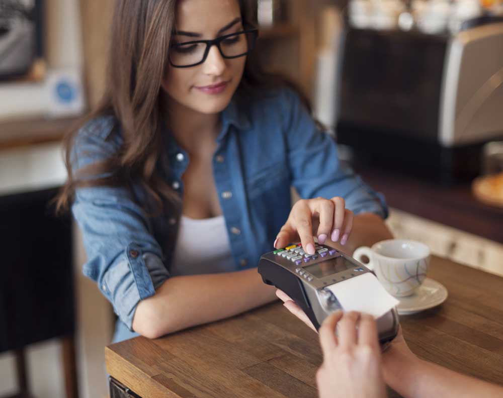 Cliente feliz porque el negocio donde esta puede aceptar pagos digitales