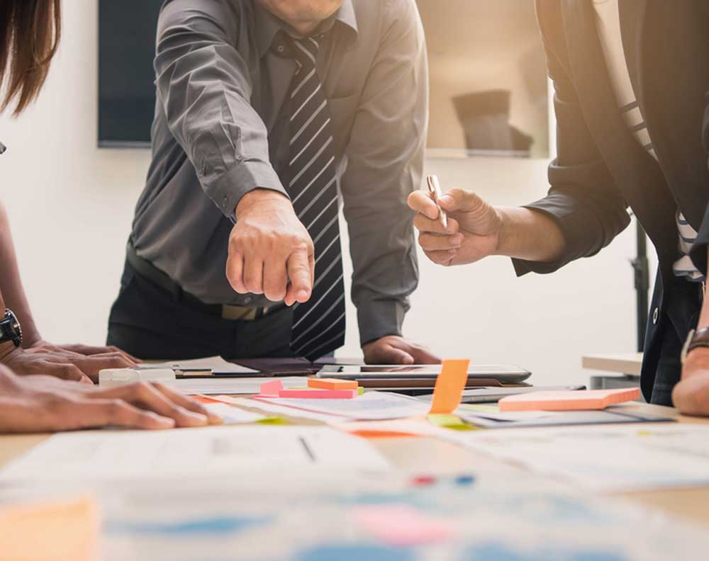 Emprendedor planificando lo que debe hacer con su crédito para empresas