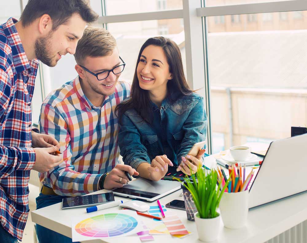 Emprendedores creando un nuevo producto gracias a la implementación de estrategias llamadas "hacer crecer tu negocio con un crédito"