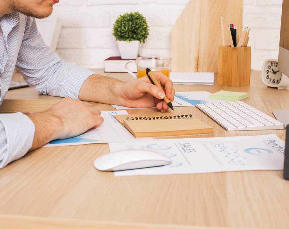 Emprendedor tratando de saber en qué proyectos se puede utilizar un crédito para negocios