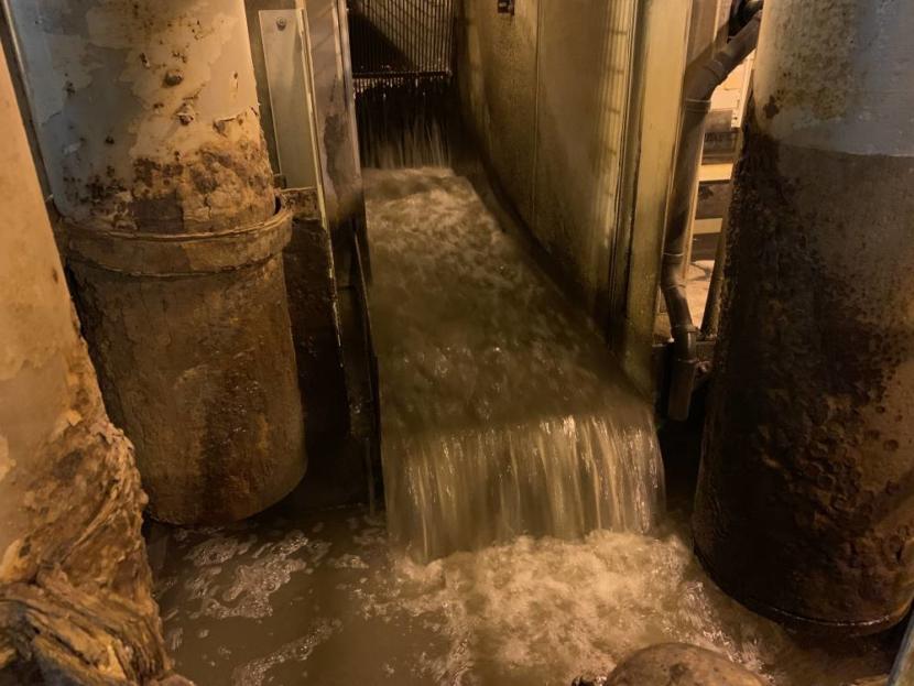Raw wastewater enters the treatment facility. The water is strained through a rack first, to catch any “non-flushables.”