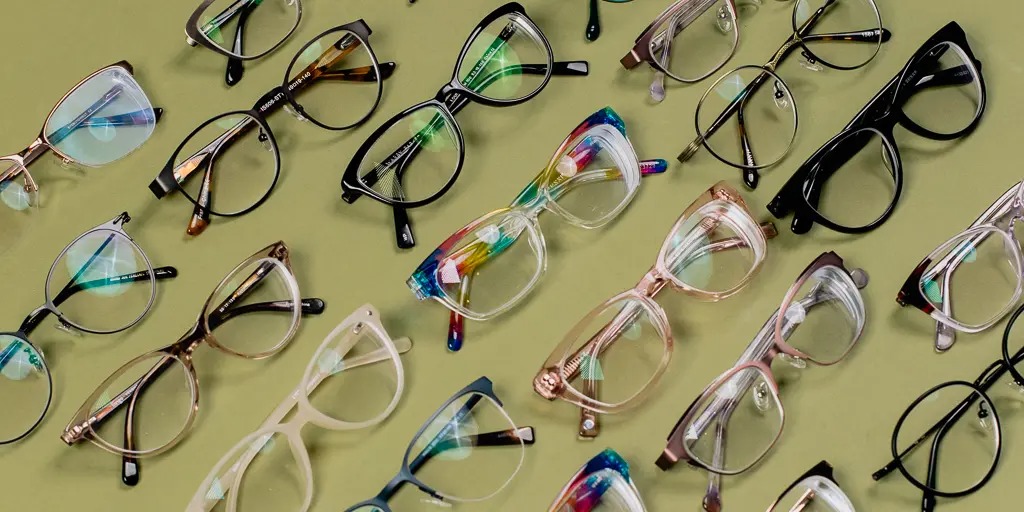 How to Choose Flattering Glasses That Are Stylish
