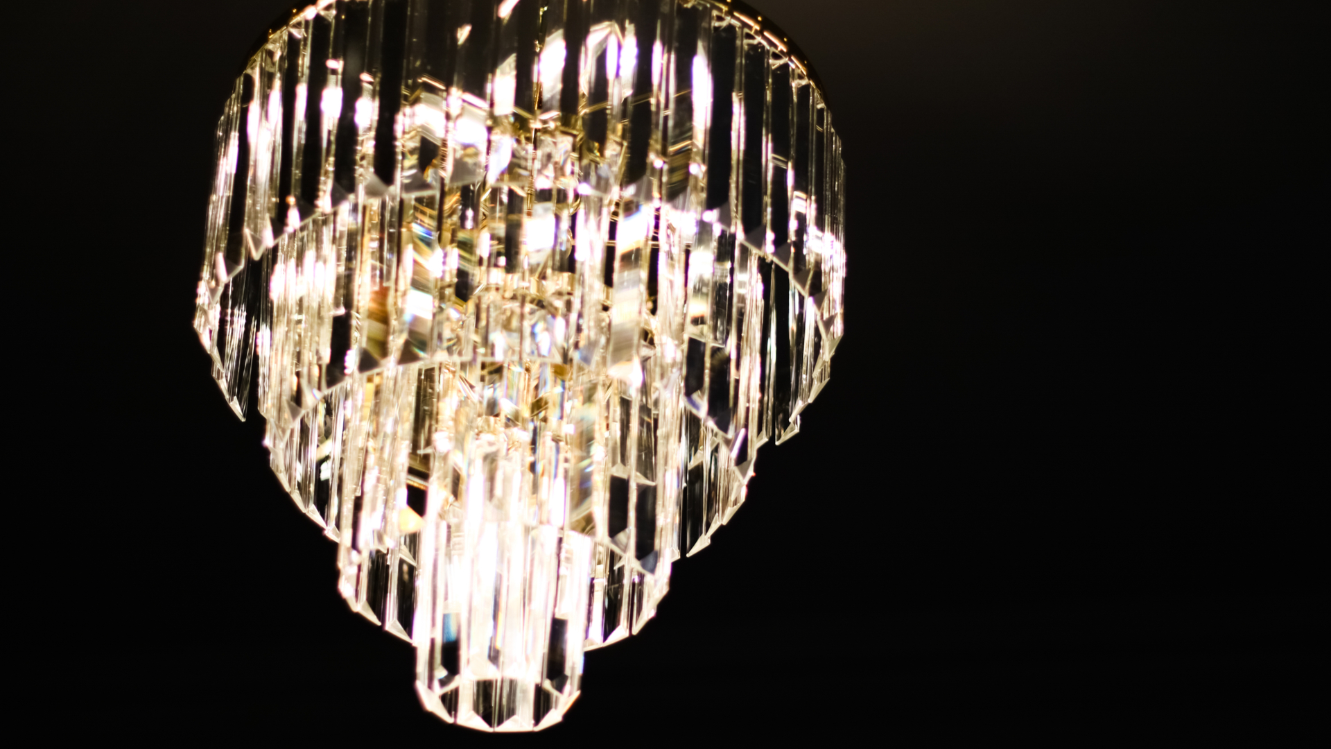 Three Places to Find Deals on Crystal Chandeliers