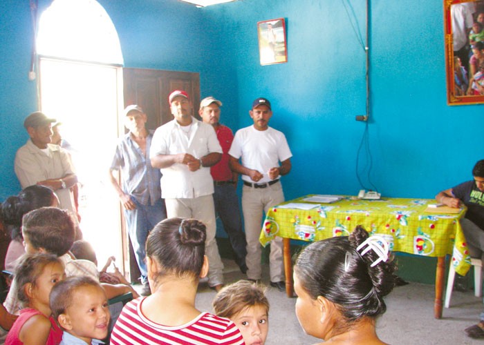 Miembros del Consejo en Defensa de la Tierra, Lago y Soberanía informan a los pobladores de la comarca Candelaria, municipio de Teustepe, sobre lo establecido en la Ley 840 sobre el proyecto del Canal Interoceánico. LAPRENSA/ melvin rodríguez cruz
