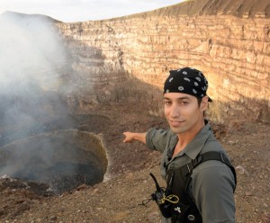 Sam Cossman señala la “Zona Cero” del cráter Santiago, en el volcán Masaya. LA PRENSA/Uriel Molina.