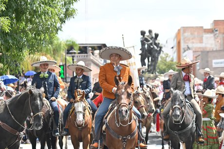 RICARDO GALLARDO HONRA CULTURA MEXICANA AL VESTIR DE CHARRO