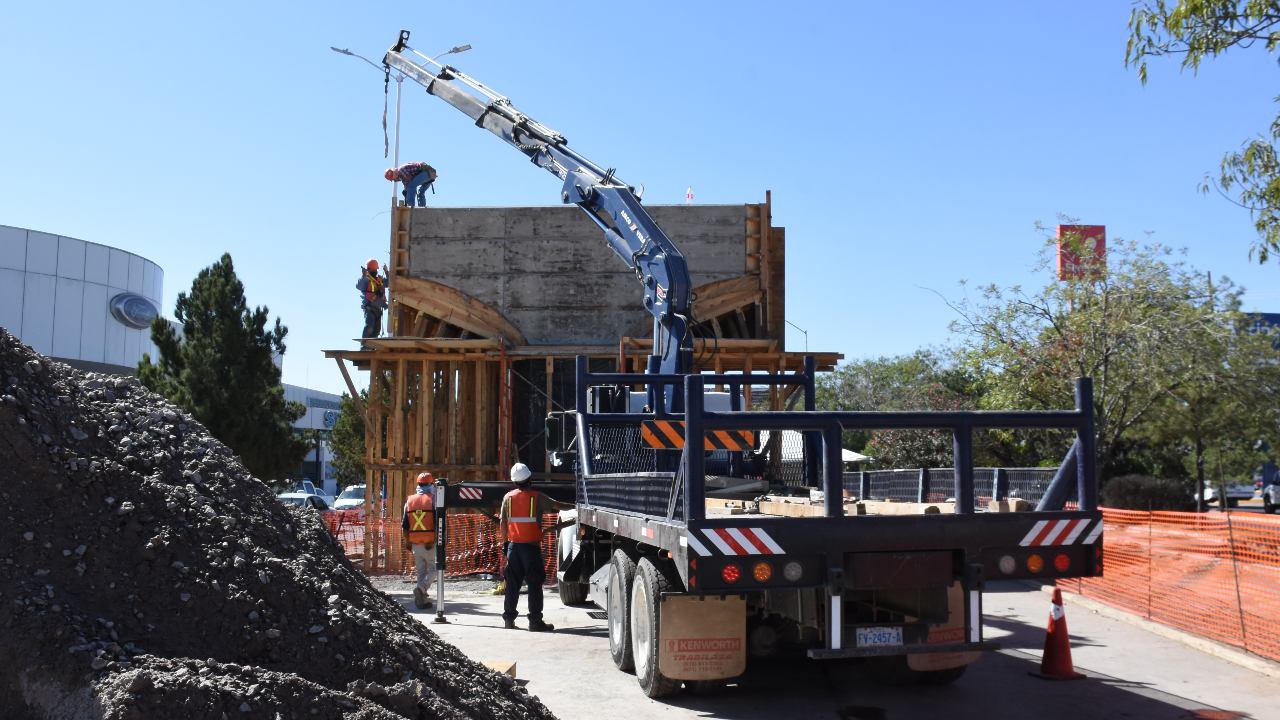 2. Supervisan vecinos y comerciantes avance del Nuevo Paso Superior Francisco Villa  (2).jpg