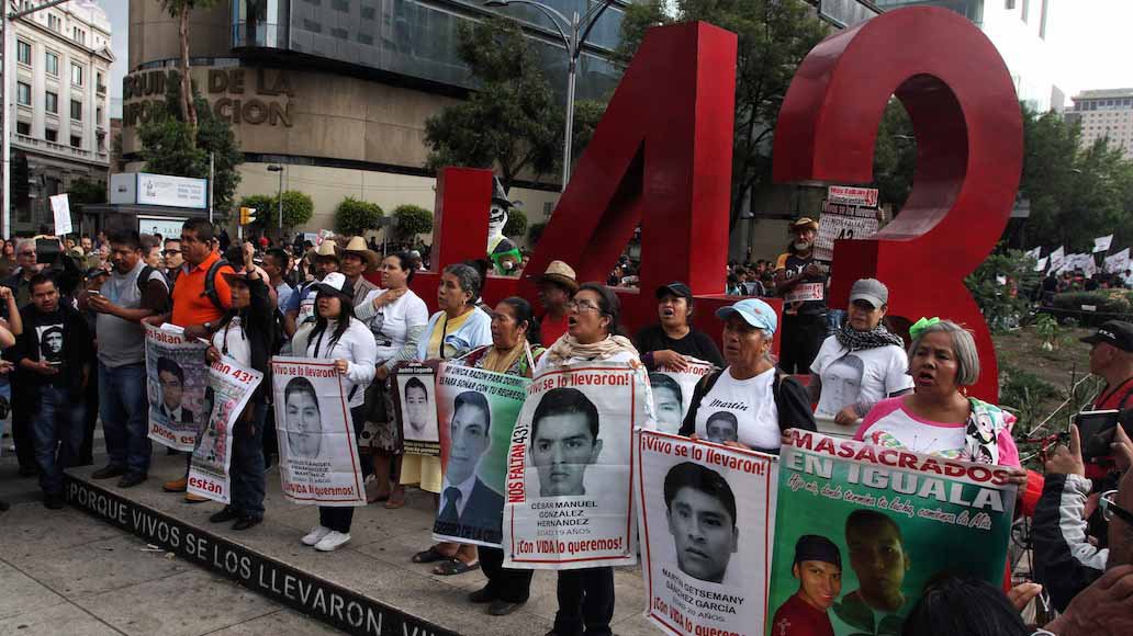 43 normalistas ayotzinapa.jpg