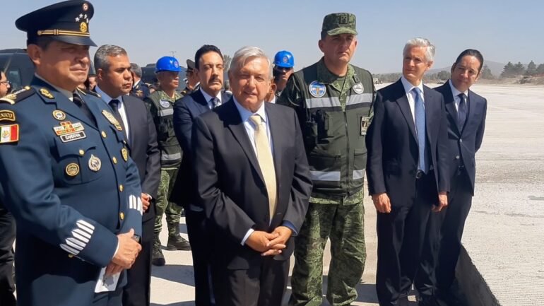 AMLO aeropuerto santa lucía.jpg