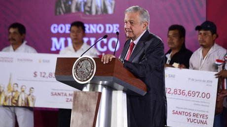 AMLO entrega dinero a comunidades de Oaxaca.jpg