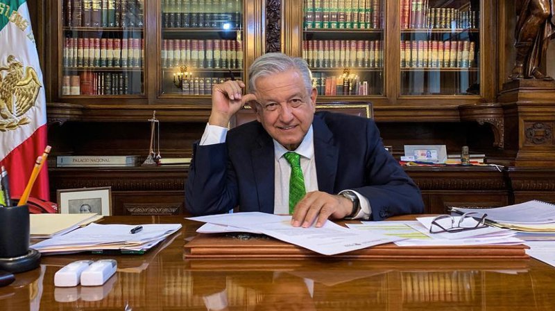 AMLO fiesta Zócalo bailongo.jpg