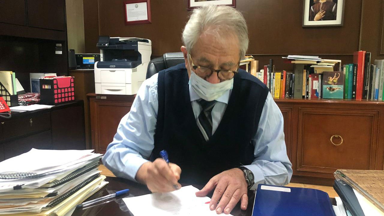 Alcocer firma convenio vacuna Pfizer.jpg