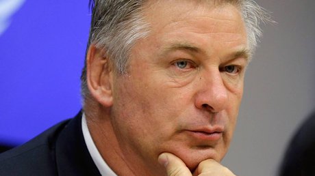 Alec Baldwin se enfrenta a periodista.jpg