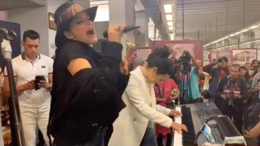 Ana Bárbara y Flor Amargo en el STC Metro de la CDMX.jpg