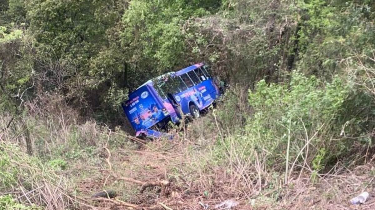 Autobús cae a barranca.jpg