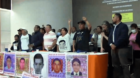 Familiares de los 43 acusan presiones del gobierno federal