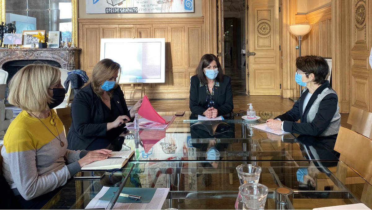 Ayuntamiento París multa mujeres.jpg