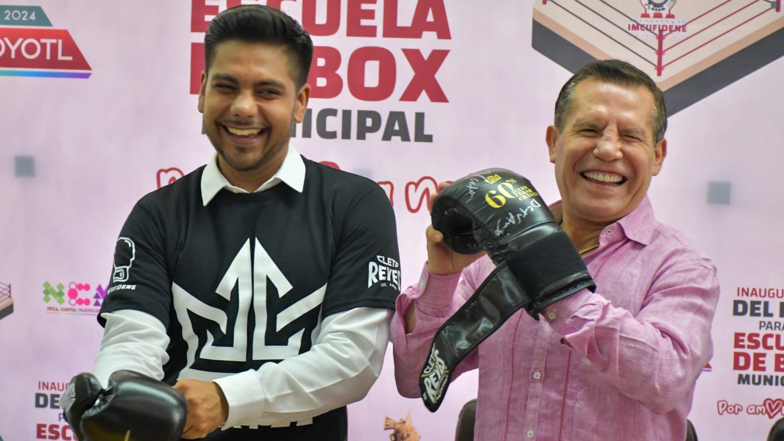 JC Chávez en inauguración de escuela de box en Neza