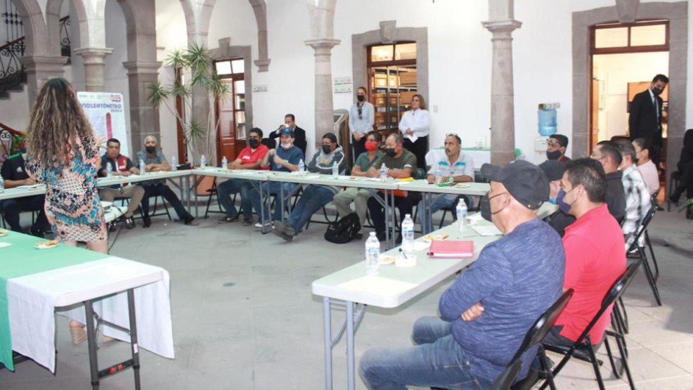 CAPACITAN A TRASPORTISTAS CONTRA VIOLENCIA DE GÉNERO.jpg