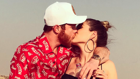 El canelo y Fernanda Gomez besote