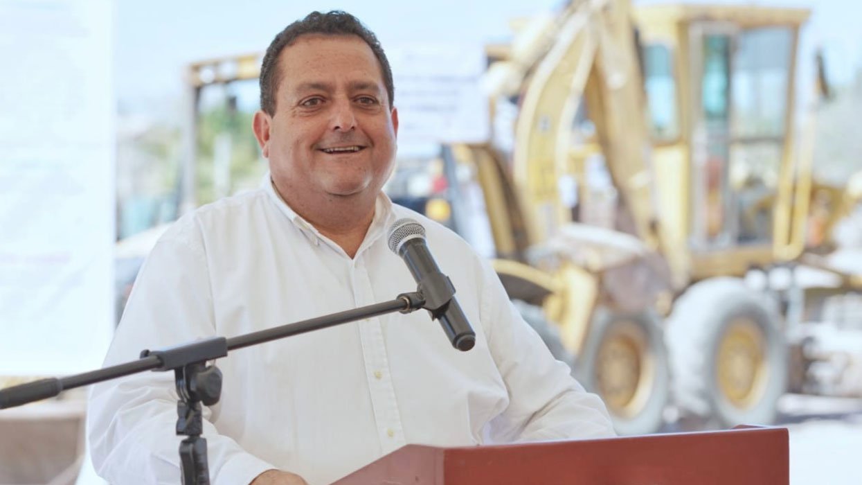Carlos Mendoza Davis.jpg