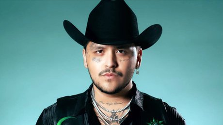 Christian Nodal acaba con la duda y muestra el diseño con el que cubrió los ojos de Belinda en su pecho.jpg
