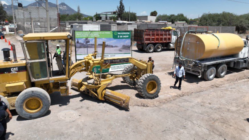 DA RICARDO GALLARDO BANDERAZO A OBRAS EN MATEHUALA.jpg