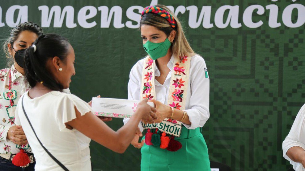 DIF estatal reparte kits de menstruación a mujeres de la Huasteca.jpg