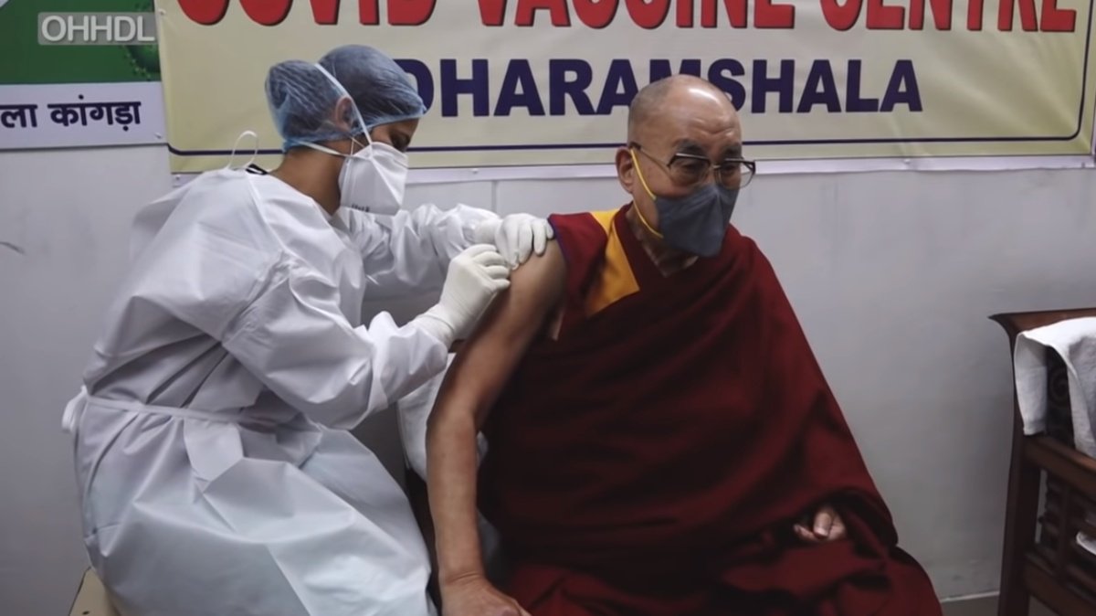 Dalai Lama vacunacovid.jpg