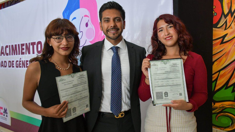 EN UN HECHO HISTÓRICO ENTREGA ALCALDE DE NEZAHUALCÓYOTL LAS PRIMERAS ACTAS DE NACIMIENTO RECTIFICADAS POR CAMBIO DE GÉNERO Y DE NOMBRE .jpg