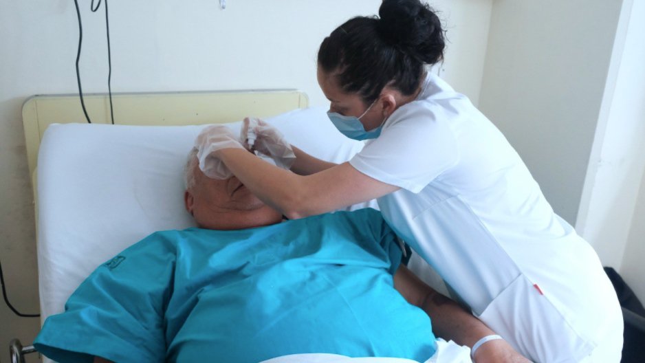 Especialistas del IMSS salvan ojo de aficionado que resultó lesionado en partido de futbol en Querétaro.jpg