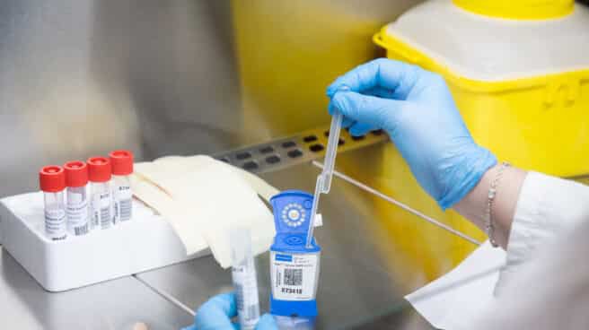 EuropaPress_3644006_investigadora_trabaja_laboratorio_microbiologia_hospital_universitario-656x368.jpg