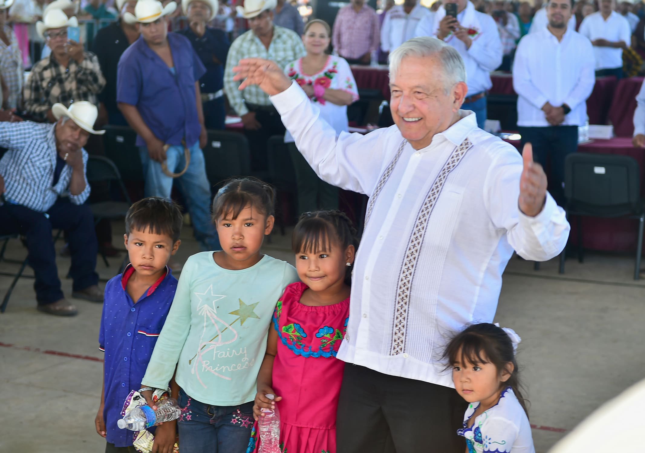 “Celebro la decisión de Marcelo de quedarse en Morena”: AMLO