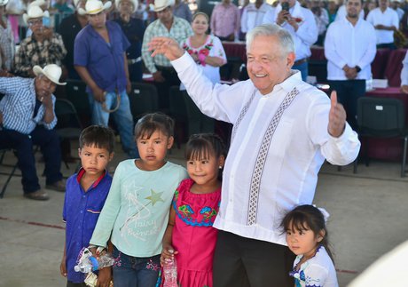 “Celebro la decisión de Marcelo de quedarse en Morena”: AMLO