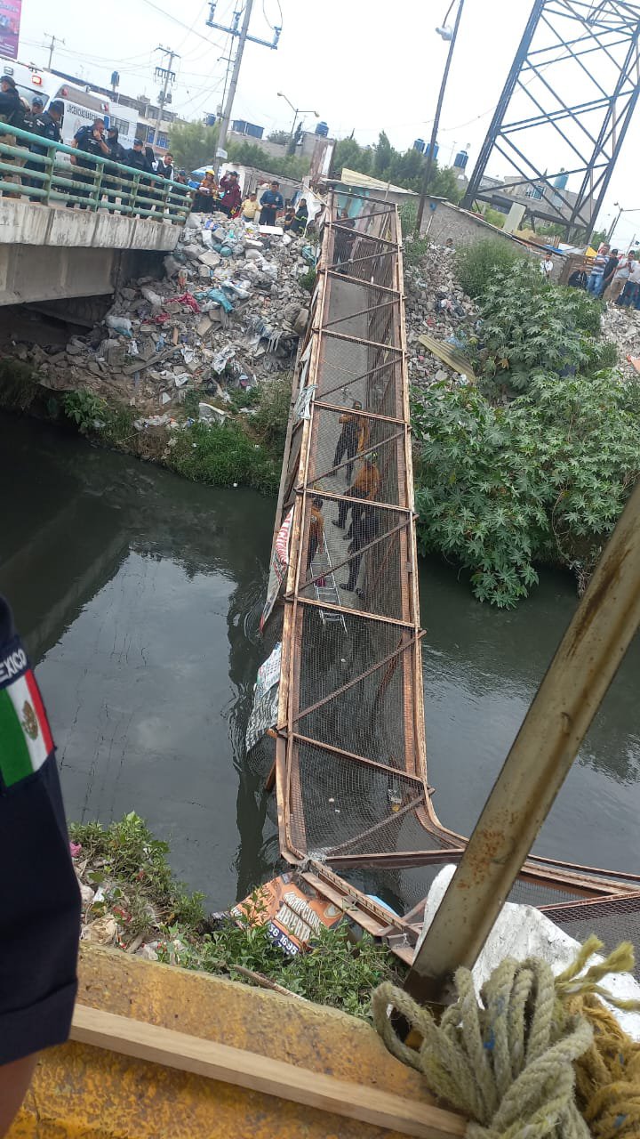 Así fue el momento en que cayó un puente en Edomex