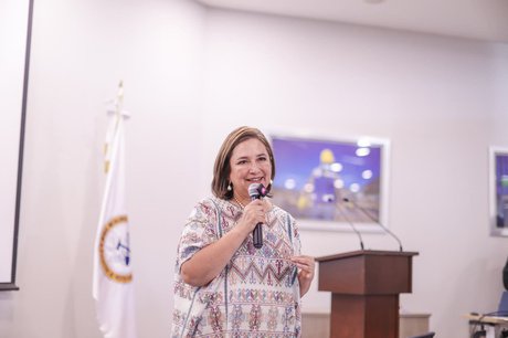 Xóchitl Gálvez entrega documentación al PAN para candidatura