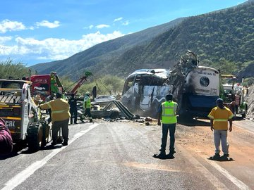 Detienen a chofer del autobús que volcó en Oaxaca