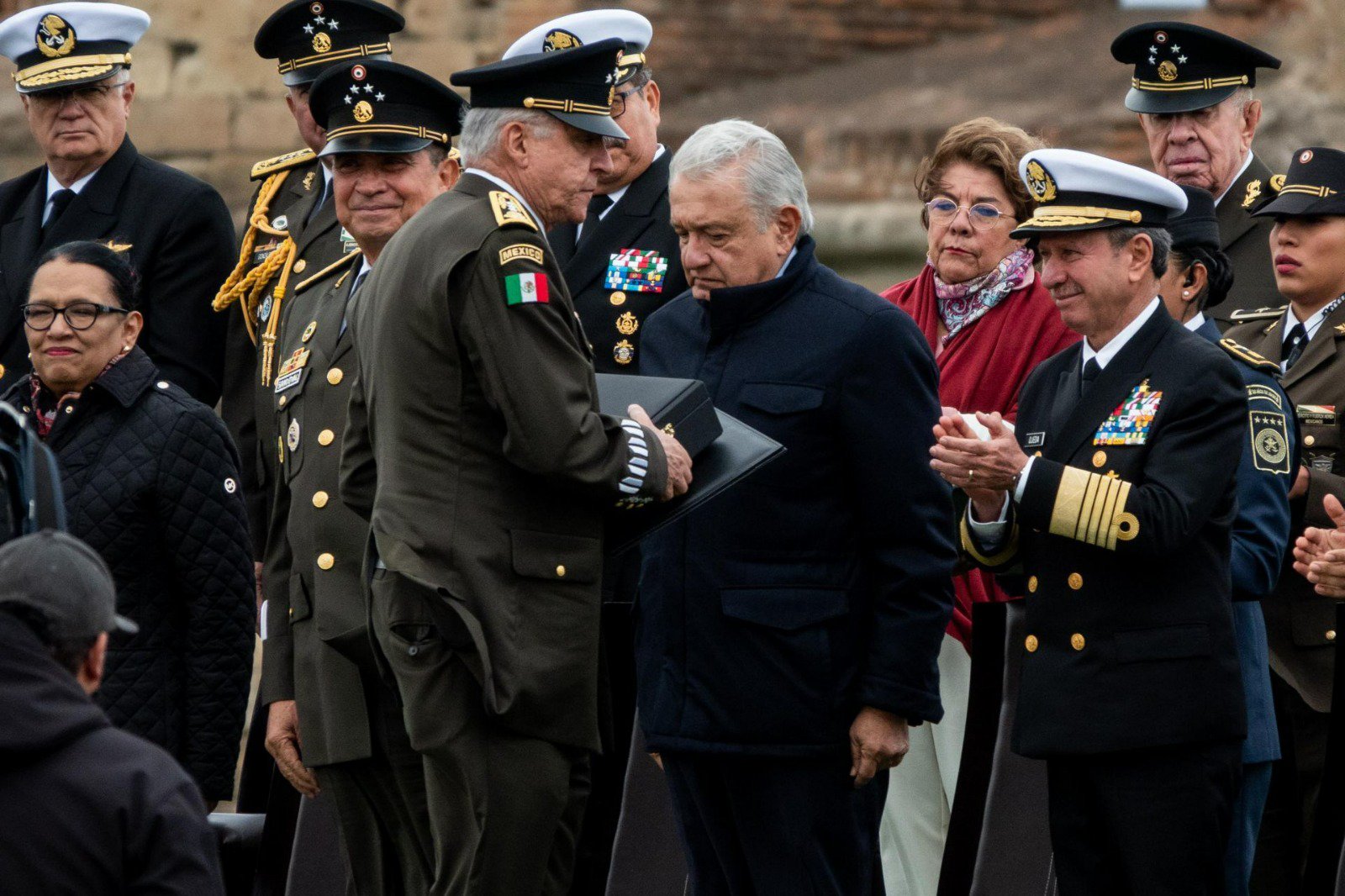 AMLO condecora al exsecretario de la SEDENA, Salvador Cienfuegos