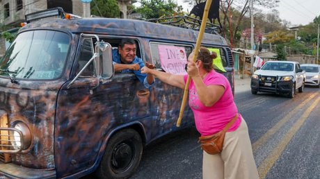 Félix Salgado caravana INE.jpg
