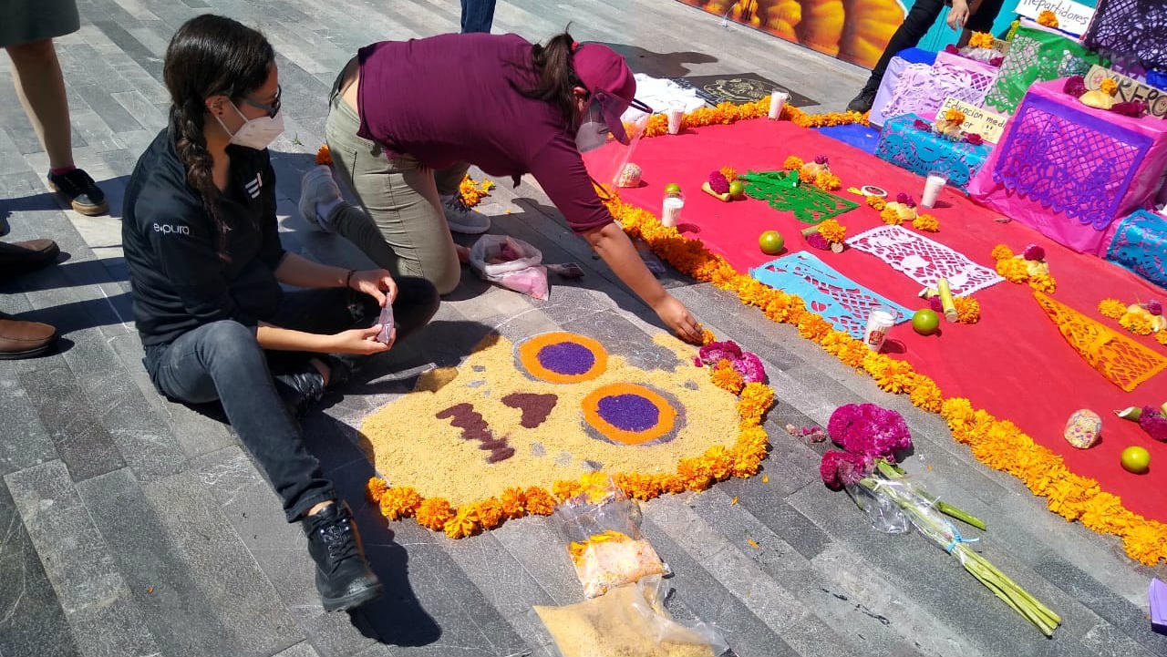 Feministas ofrenda.jpg